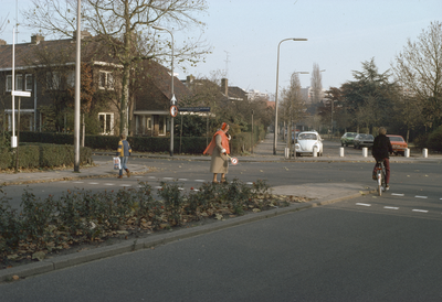 117507 Afbeelding van een verkeersbrigadier op de oversteekplaats voor voetgangers in de Linnaeuslaan te Utrecht, ter ...